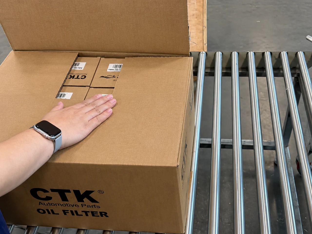 Closing and sealing a private-label carton